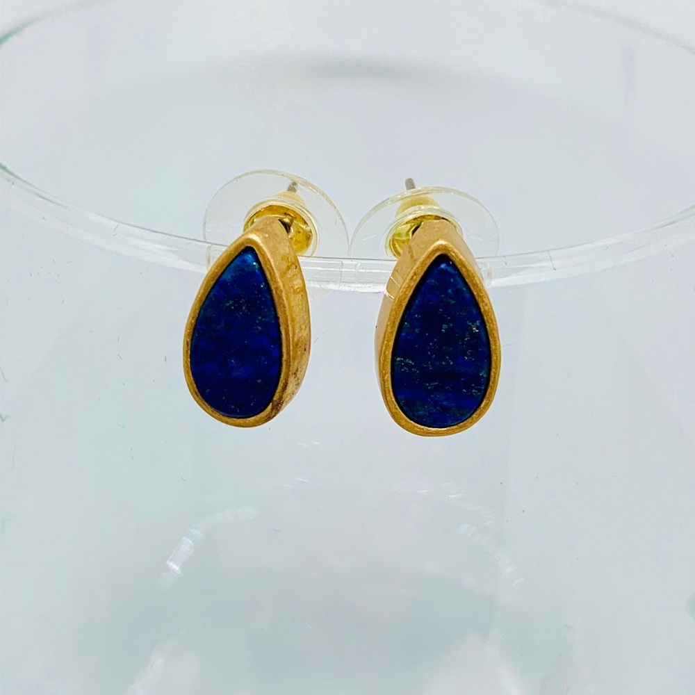 Teardrop stud earrings